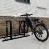 Fietsenrek - aanleunbeugels met E-laders 24 Fietsenrek met aanleunbeugel en geïntegreerde E-bike laadpunten voor bedrijven en openbare ruimtes